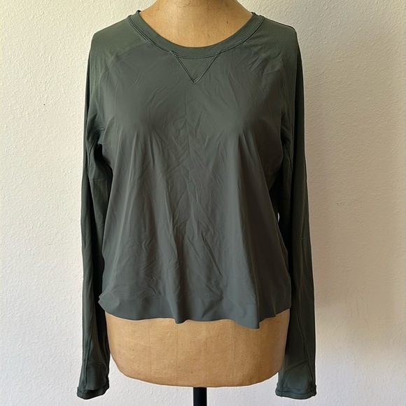 Lululemon sz 8 running shirt muted green thumb holes, great pre owned condition - Picture 1 of 6